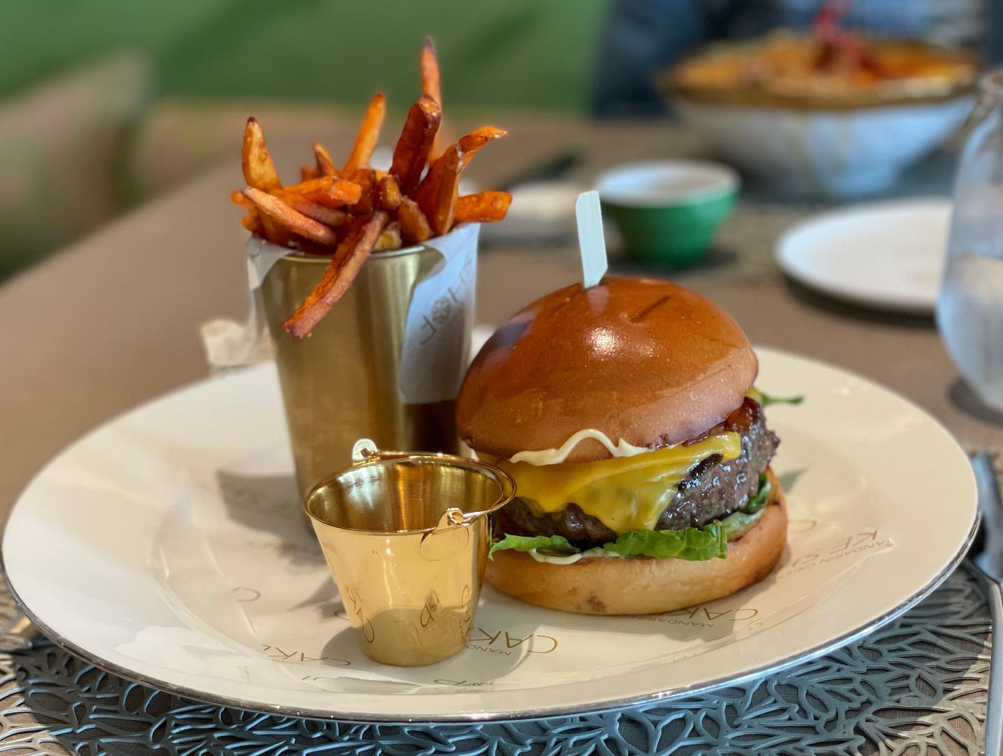 MO #Wagyu Burger & Lobster #Laksa (2)