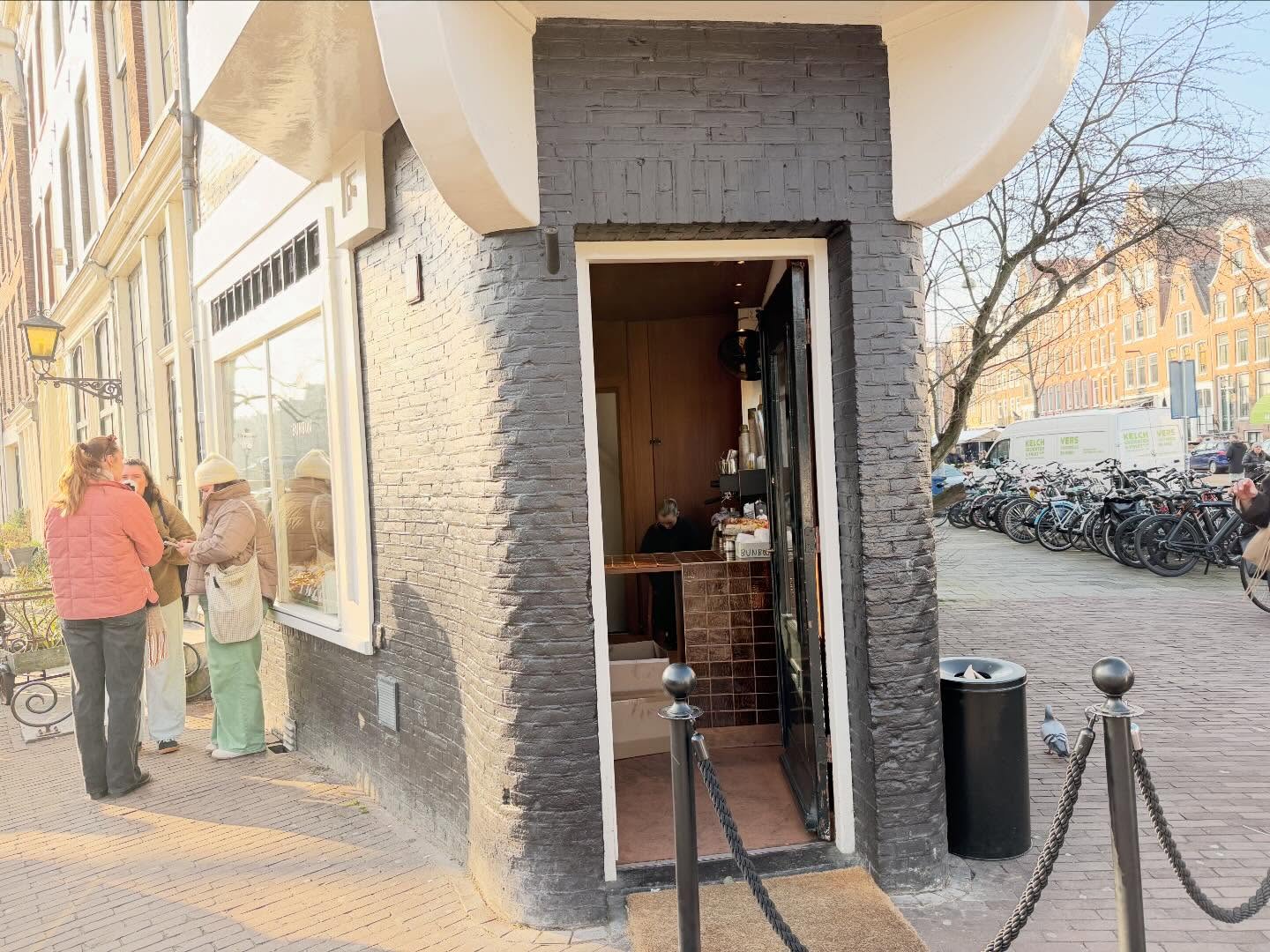 Found this tiny little bakery that creates Cinnamon Buns with layered Dough (2)