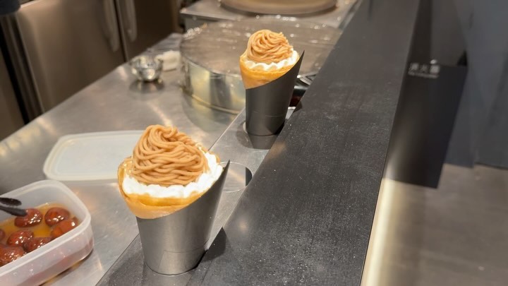 I never seen anyone places so much attention to details in making a #crepe. One can… (5)