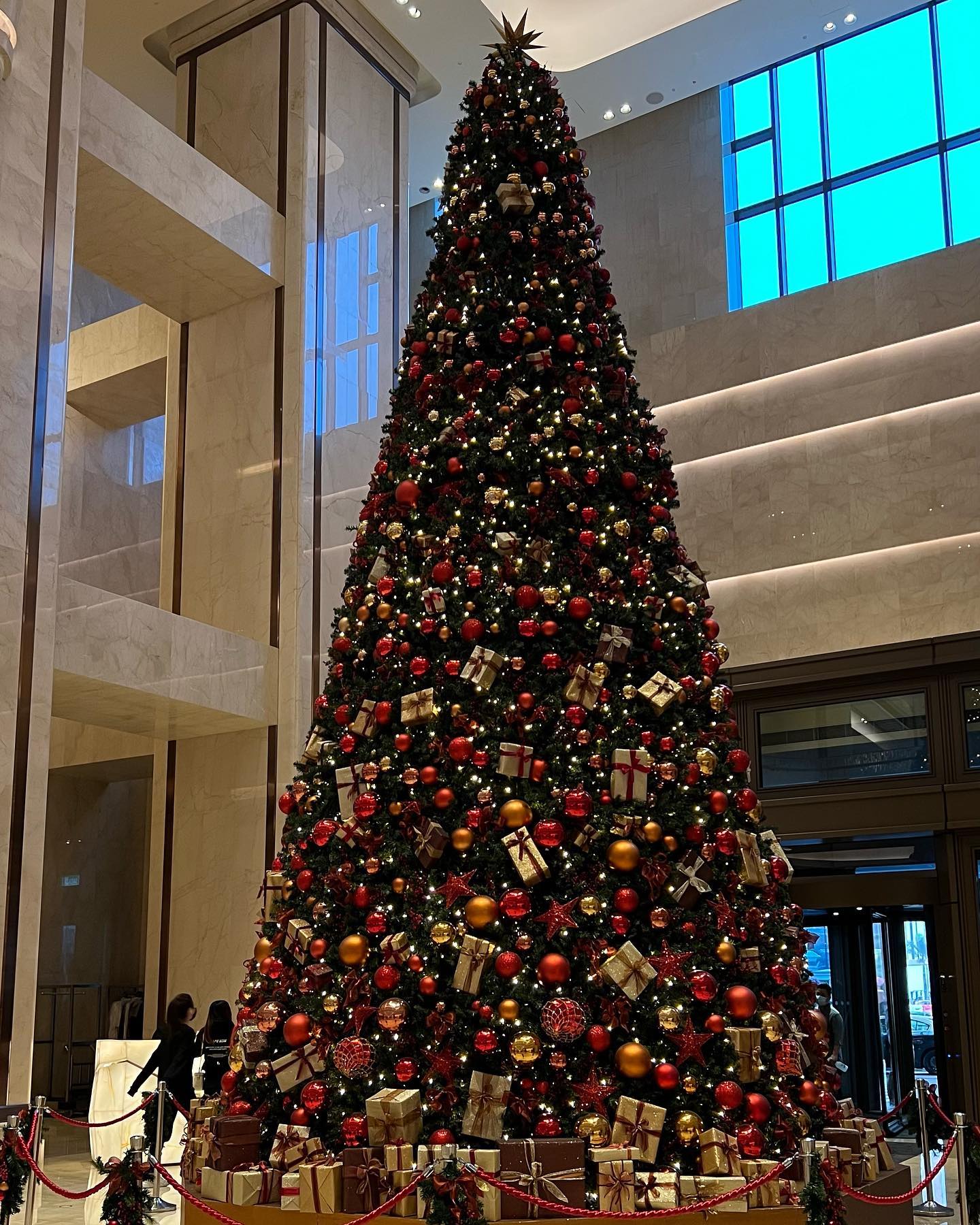 Happy Holidays everyone!! Here are some of the decorations around town in #macao… (3)